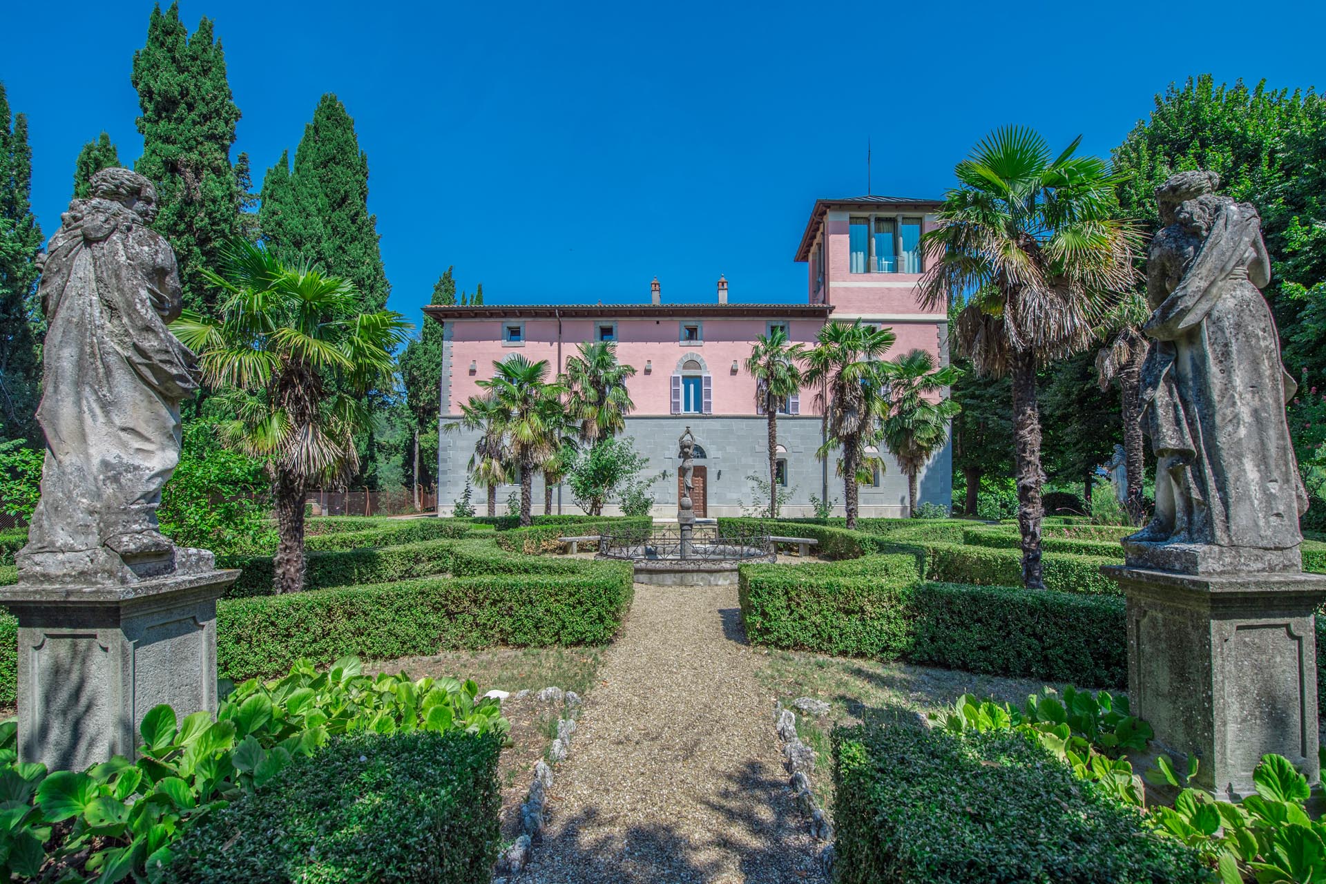 LUXURY REAL ESTATE IN ITALY